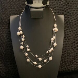 Elegant Pearl and Crystal Necklace
